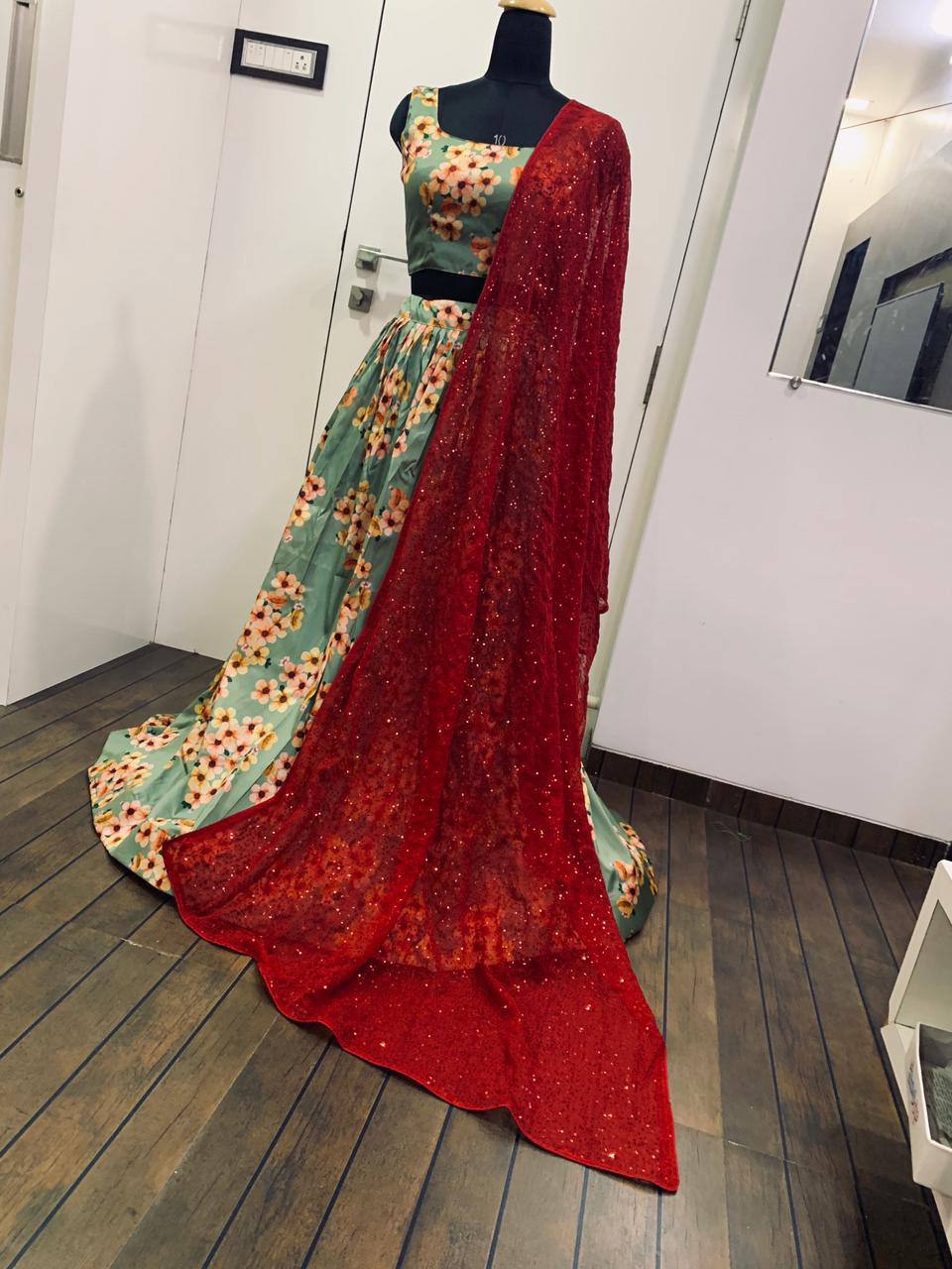 डिजिटल प्रिंट के साथ पार्टी वियर सुंदर लहंगा चोली