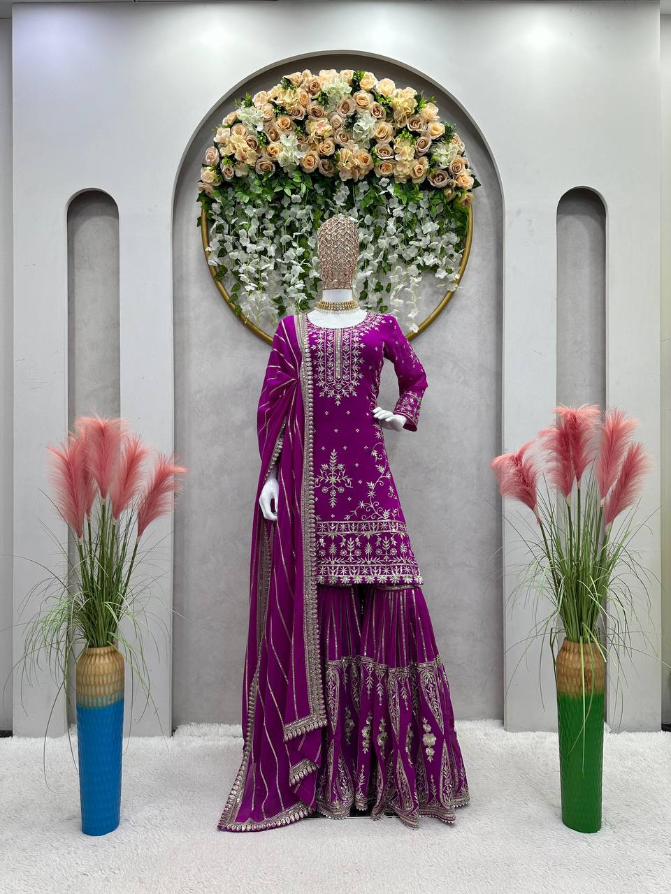 पार्टी वियर लुक टॉप-बॉटम और दुपट्टा थ्रेड और सीक्वेंस वर्क के साथ