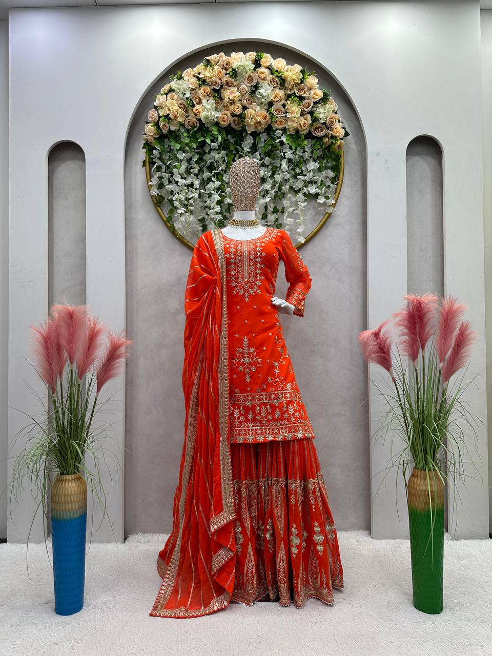 पार्टी वियर लुक टॉप-बॉटम और दुपट्टा थ्रेड और सीक्वेंस वर्क के साथ