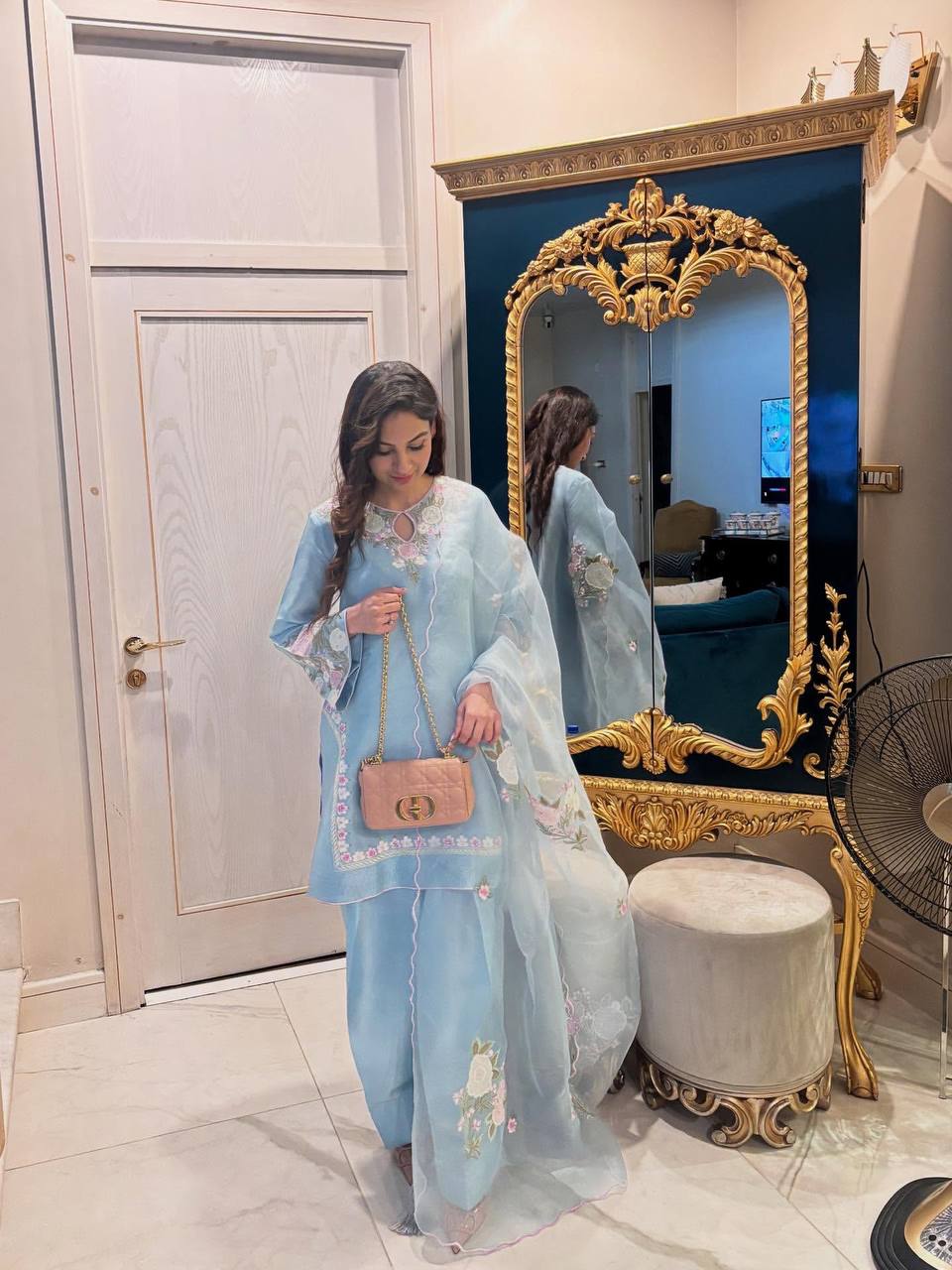 पार्टी वियर लुक: दुपट्टे के साथ टॉप और बॉटम में खूबसूरत दिखें