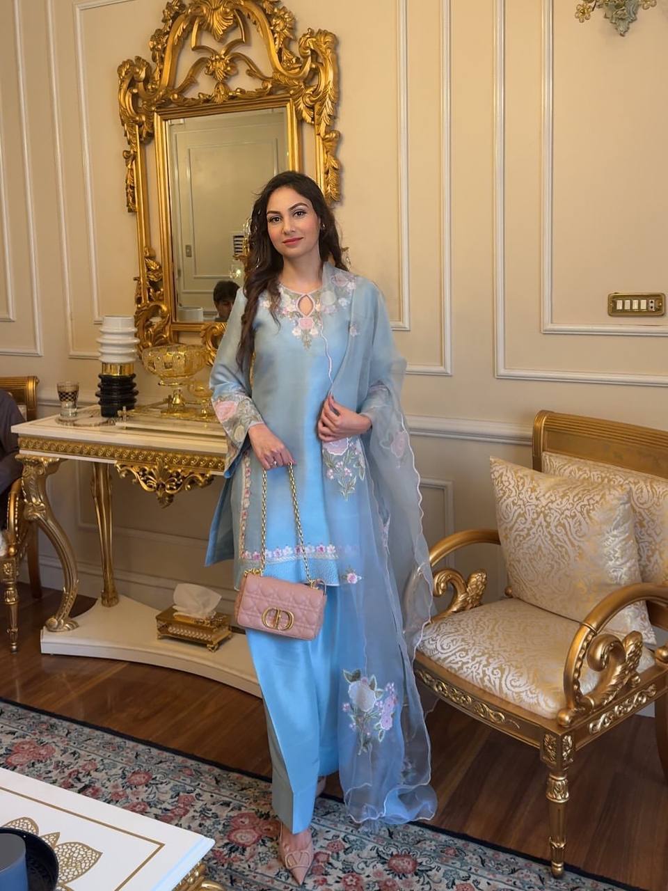 पार्टी वियर लुक: दुपट्टे के साथ टॉप और बॉटम में खूबसूरत दिखें