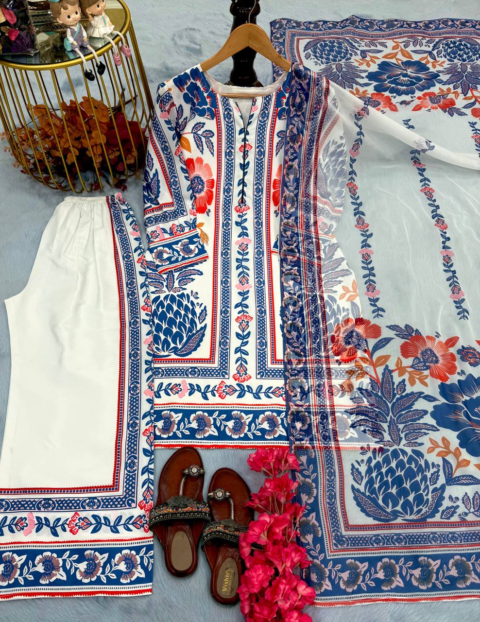 डिजिटल प्रिंट के साथ डिज़ाइनर पार्टी वियर लुक को-ऑर्ड सेट