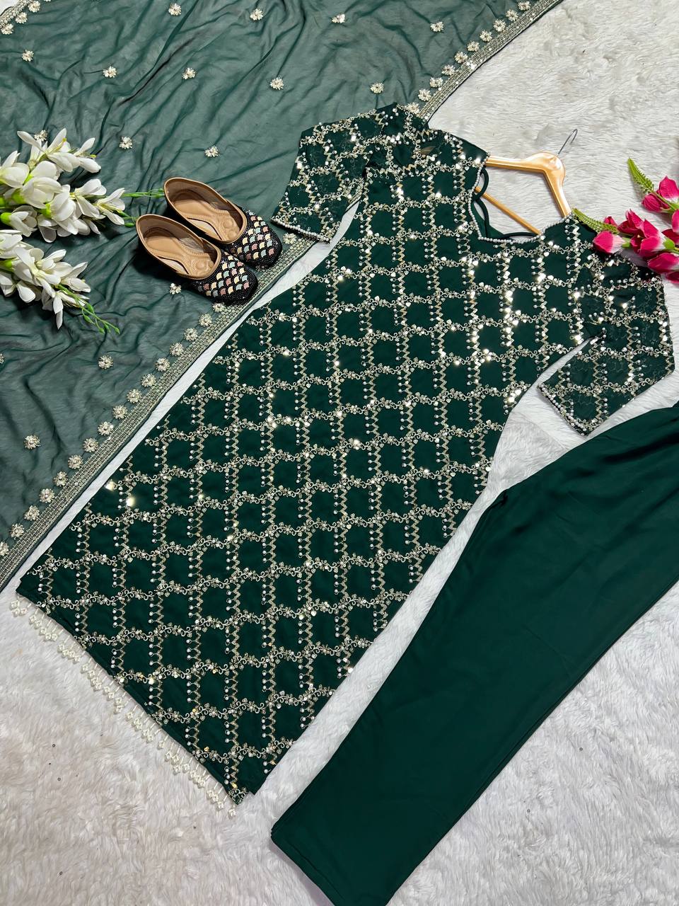 फैंसी स्टाइल में डिज़ाइनर लॉन्ग टॉप, पैंट और दुपट्टा