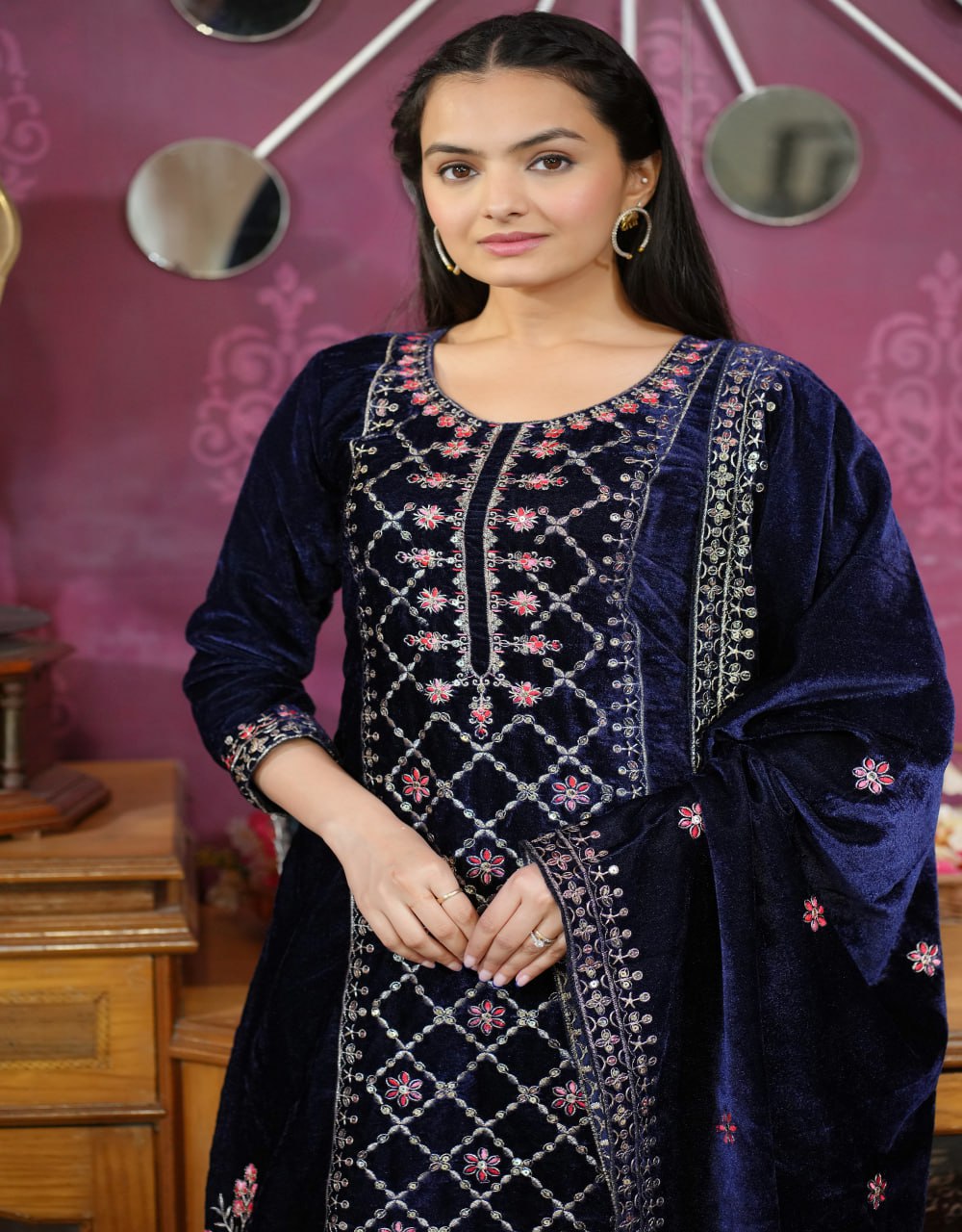 सीक्वेंस कढ़ाई वर्क वाला डिज़ाइनर पार्टी वियर सूट