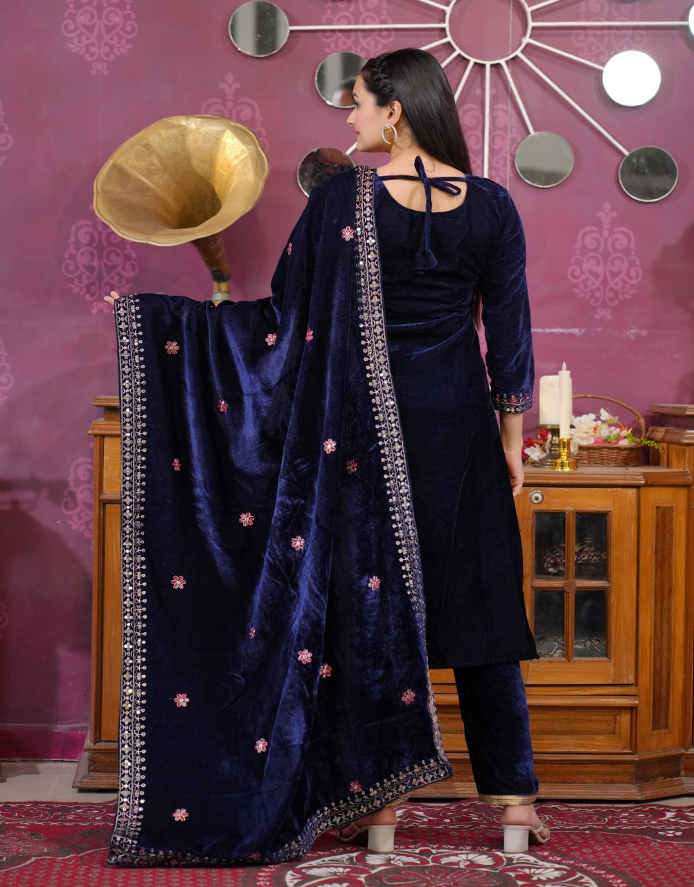 सीक्वेंस कढ़ाई वर्क वाला डिज़ाइनर पार्टी वियर सूट