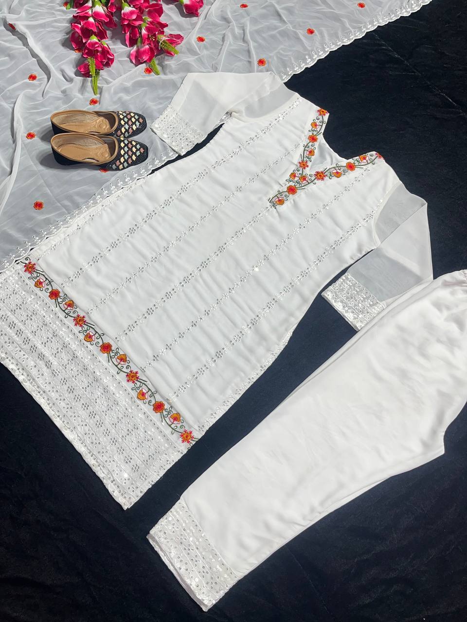 फैंसी स्टाइल में डिज़ाइनर पार्टी वियर टॉप, पैंट और दुपट्टा