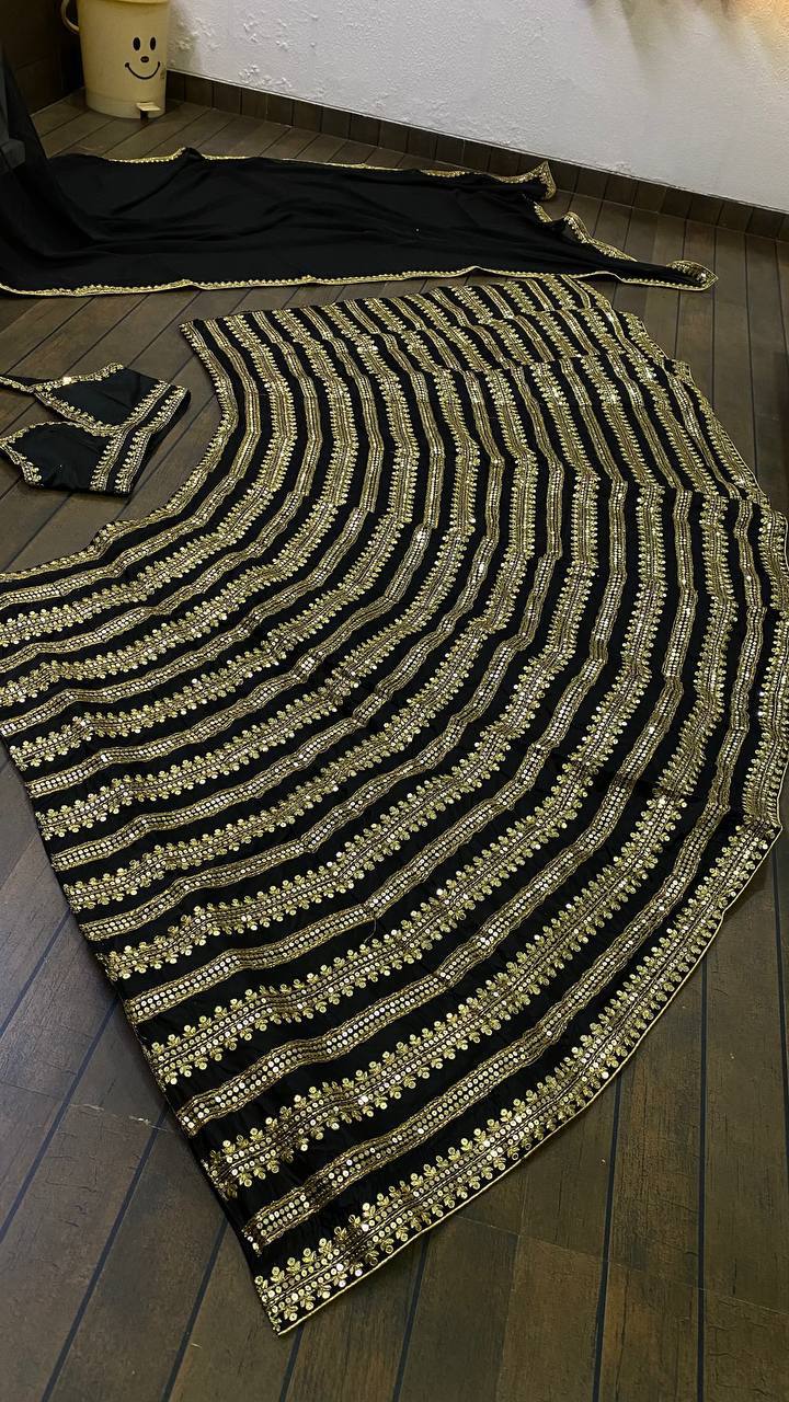 सीक्वेंस और डोरी वर्क के साथ पार्टी वियर लहंगा चोली