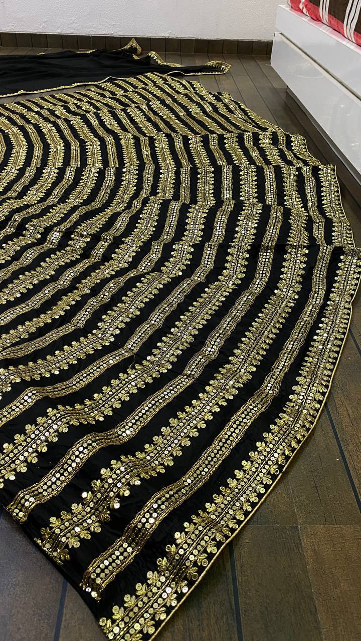 सीक्वेंस और डोरी वर्क के साथ पार्टी वियर लहंगा चोली