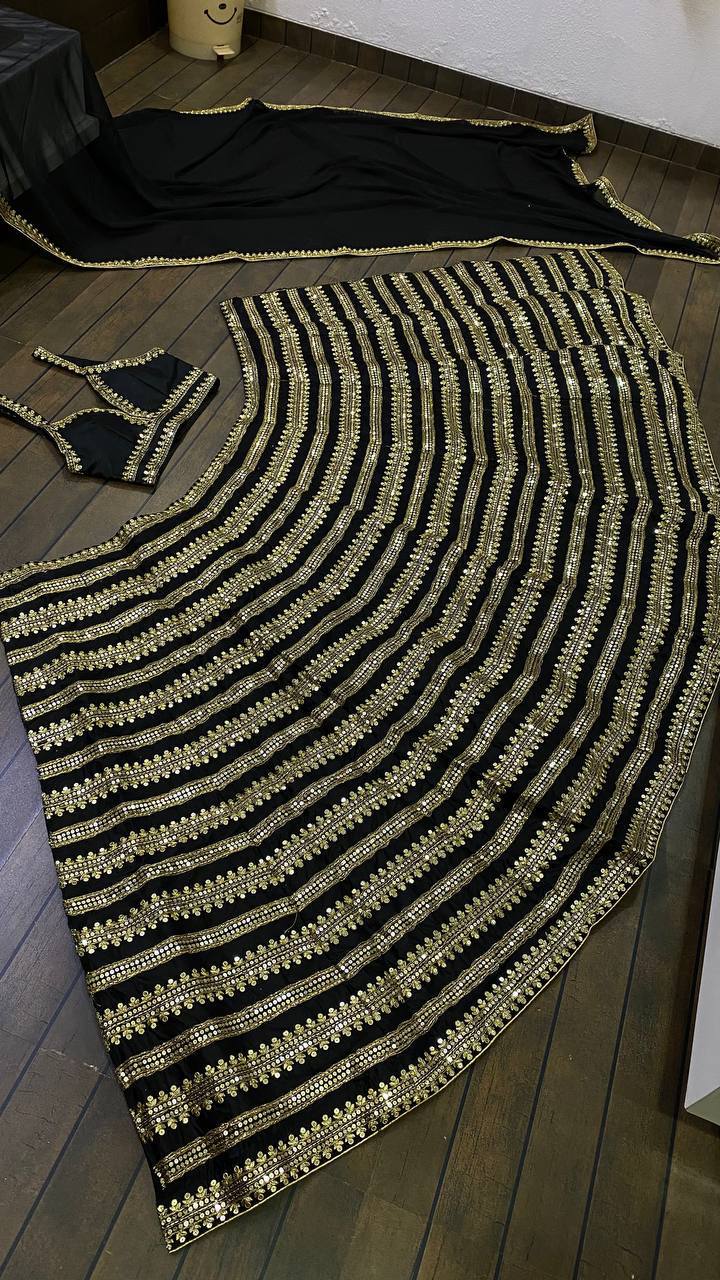 सीक्वेंस और डोरी वर्क के साथ पार्टी वियर लहंगा चोली