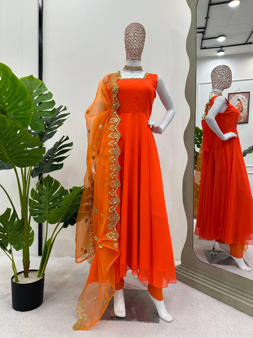 पार्टी वियर लुक टॉप-पेंट और दुपट्टा कॉइन लेस बॉर्डर के साथ