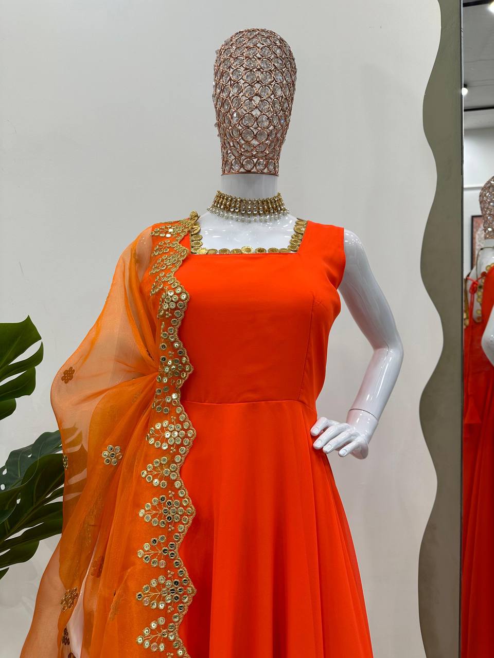 पार्टी वियर लुक टॉप-पेंट और दुपट्टा कॉइन लेस बॉर्डर के साथ