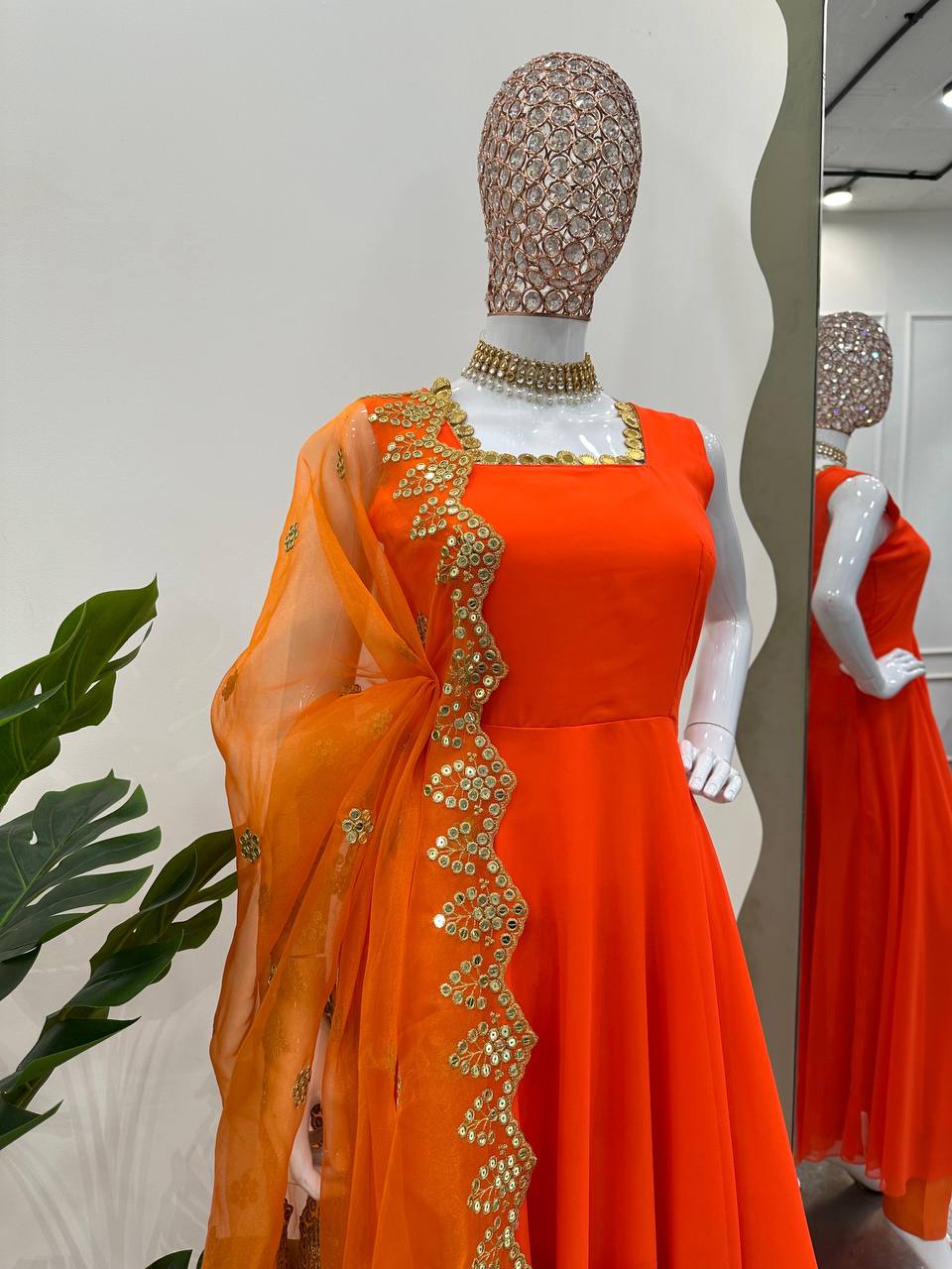 पार्टी वियर लुक टॉप-पेंट और दुपट्टा कॉइन लेस बॉर्डर के साथ