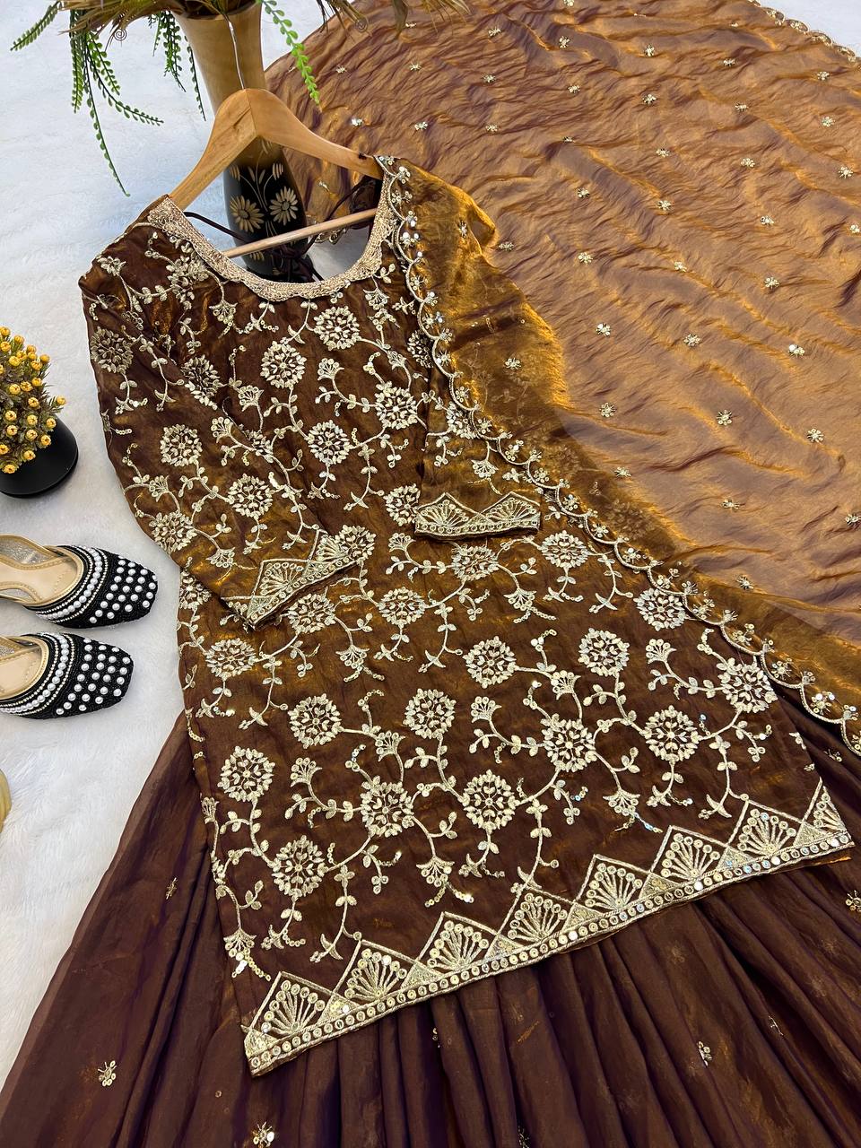 पार्टी वियर डिज़ाइनर टॉप लहंगा और खूबसूरत दुपट्टा