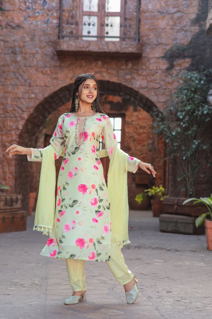 पार्टी वियर लुक: दुपट्टे के साथ टॉप और बॉटम में खूबसूरत दिखें