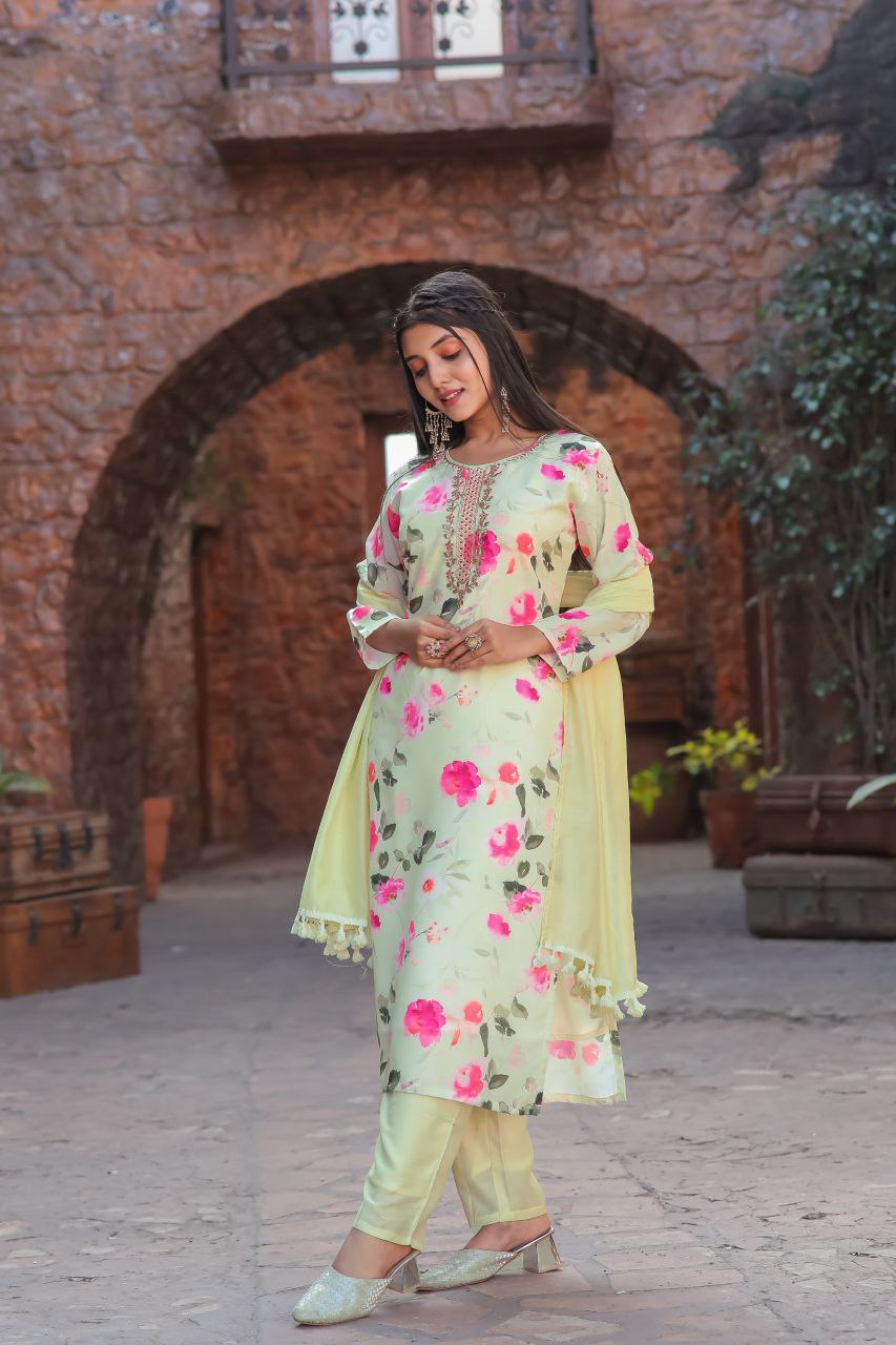 पार्टी वियर लुक: दुपट्टे के साथ टॉप और बॉटम में खूबसूरत दिखें