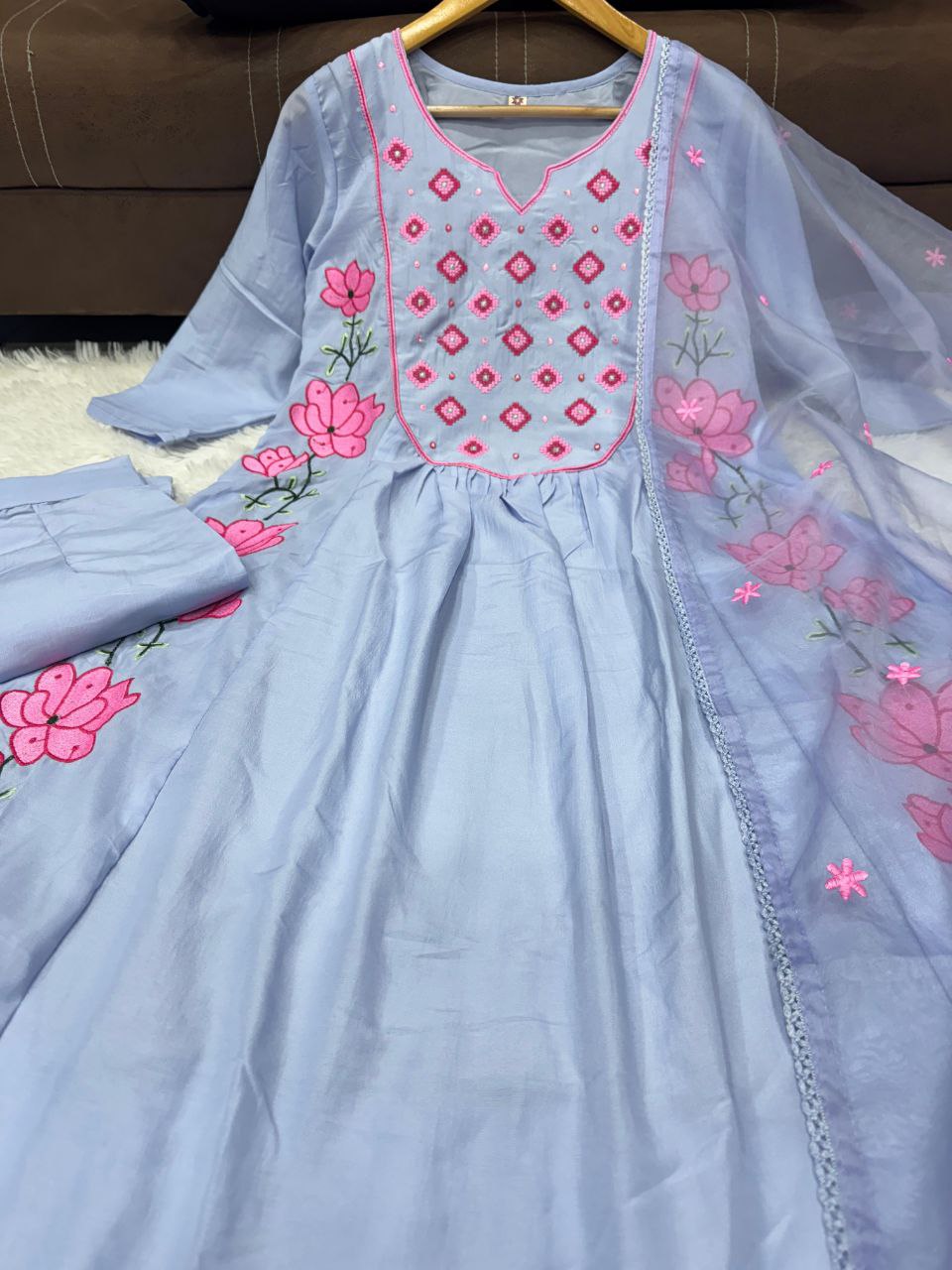 पार्टी वियर सुंदर टॉप और पैंट दुपट्टे के साथ