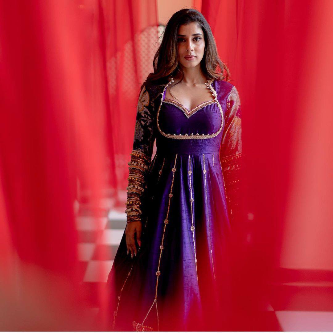 पार्टी वियर लुक डिज़ाइनर गाउन और दुपट्टा