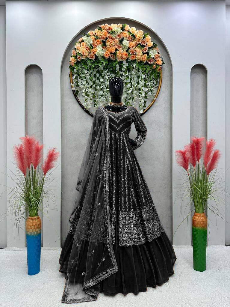 पार्टी वियर लुक टॉप लहंगा और दुपट्टा सीक्वेंस वर्क के साथ