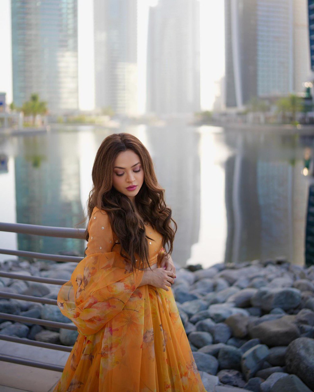 पार्टी वियर खूबसूरत लहंगा चोली असली मिरर वर्क के साथ