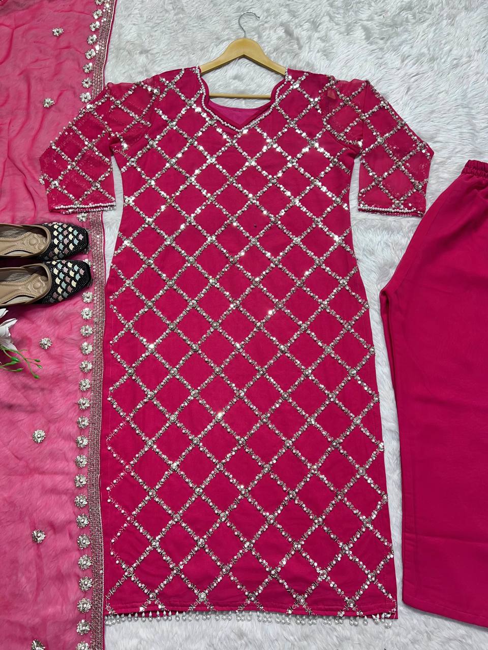 पार्टी वियर सुंदर टॉप बॉटम और फैंसी दुपट्टा