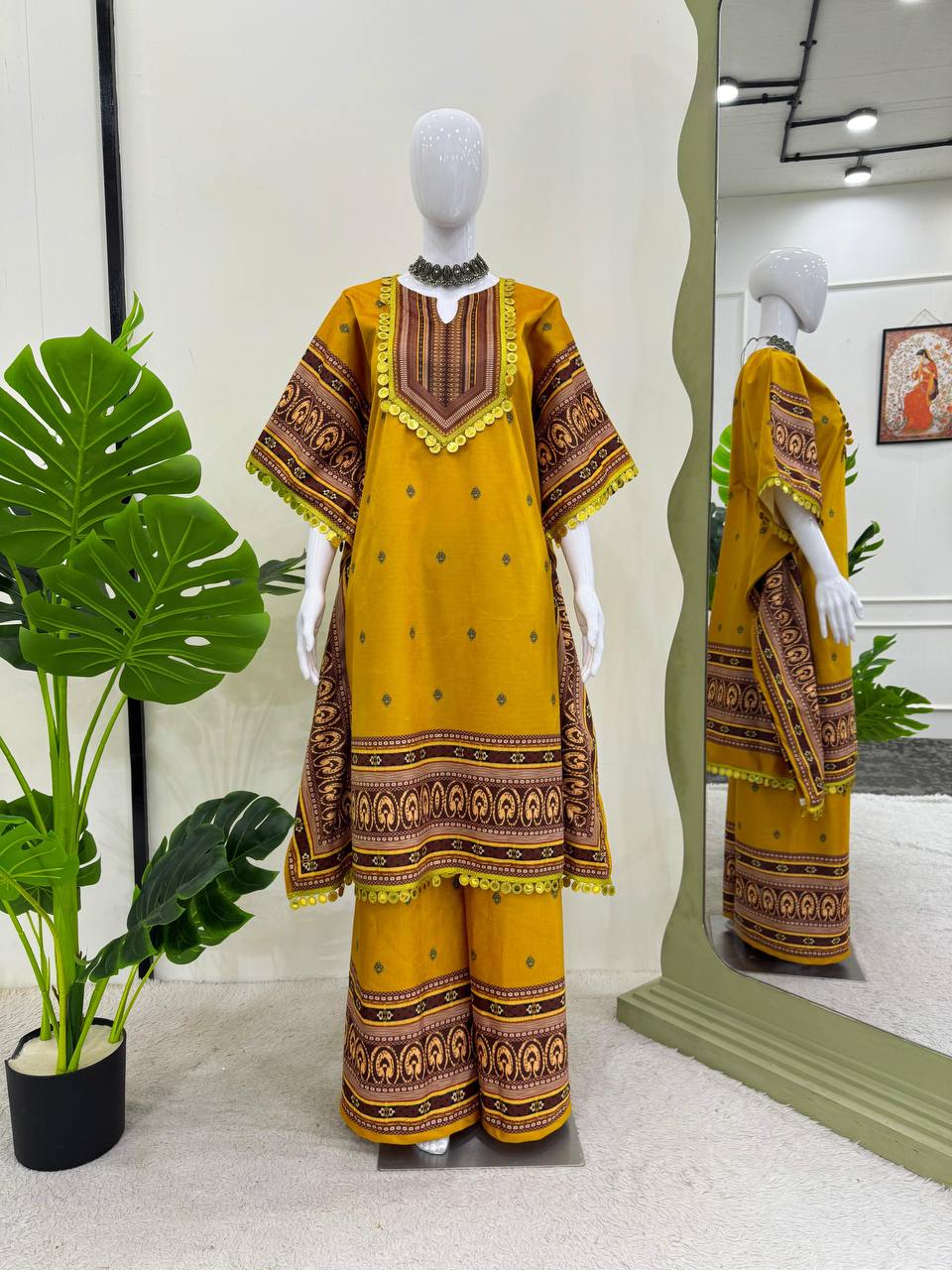 डिजिटल प्रिंट और लेस बॉर्डर के साथ पार्टी वियर सुंदर टॉप और बॉटम