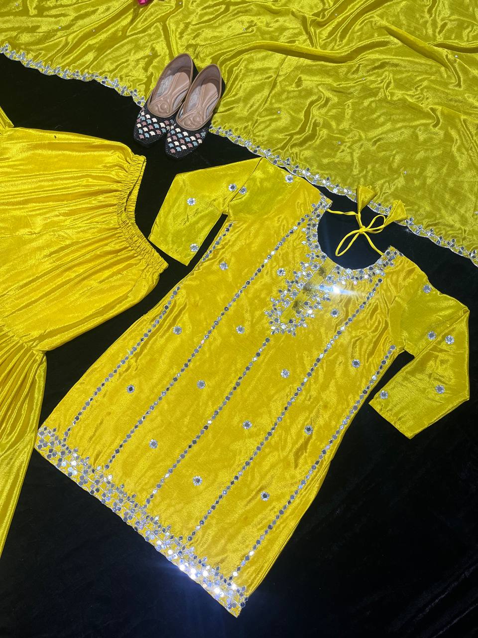 फैंसी स्टाइल में डिज़ाइनर पार्टी वियर टॉप, शरारा और दुपट्टा