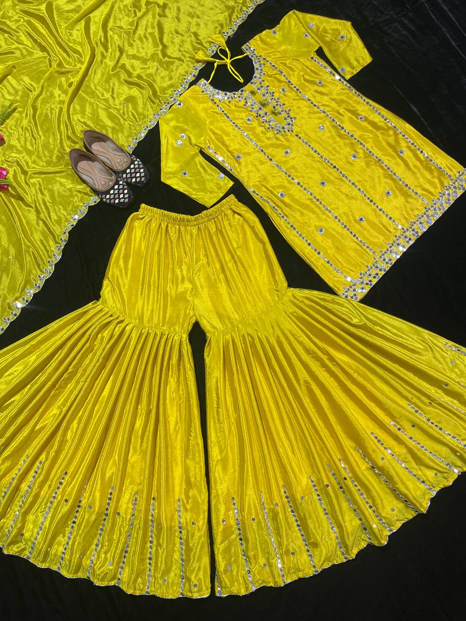 फैंसी स्टाइल में डिज़ाइनर पार्टी वियर टॉप, शरारा और दुपट्टा