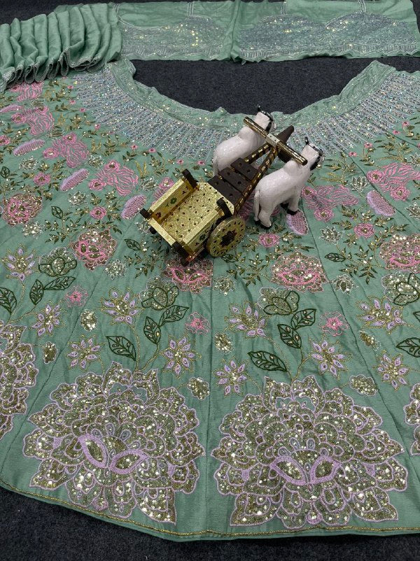 सीक्वेंस एम्ब्रॉयडरी वर्क के साथ पार्टी वियर लहंगा चोली