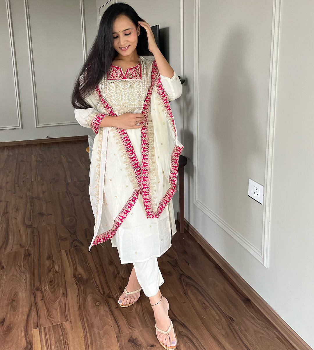 कढ़ाई अनुक्रम कार्य के साथ डिजाइनर टॉप-बॉटम और दुपट्टा