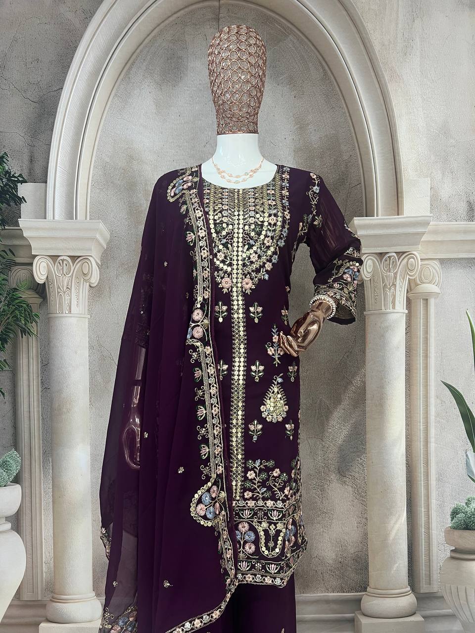 मल्टी नीडल सेक्विन कढ़ाई वर्क के साथ डिज़ाइनर सूट सेट