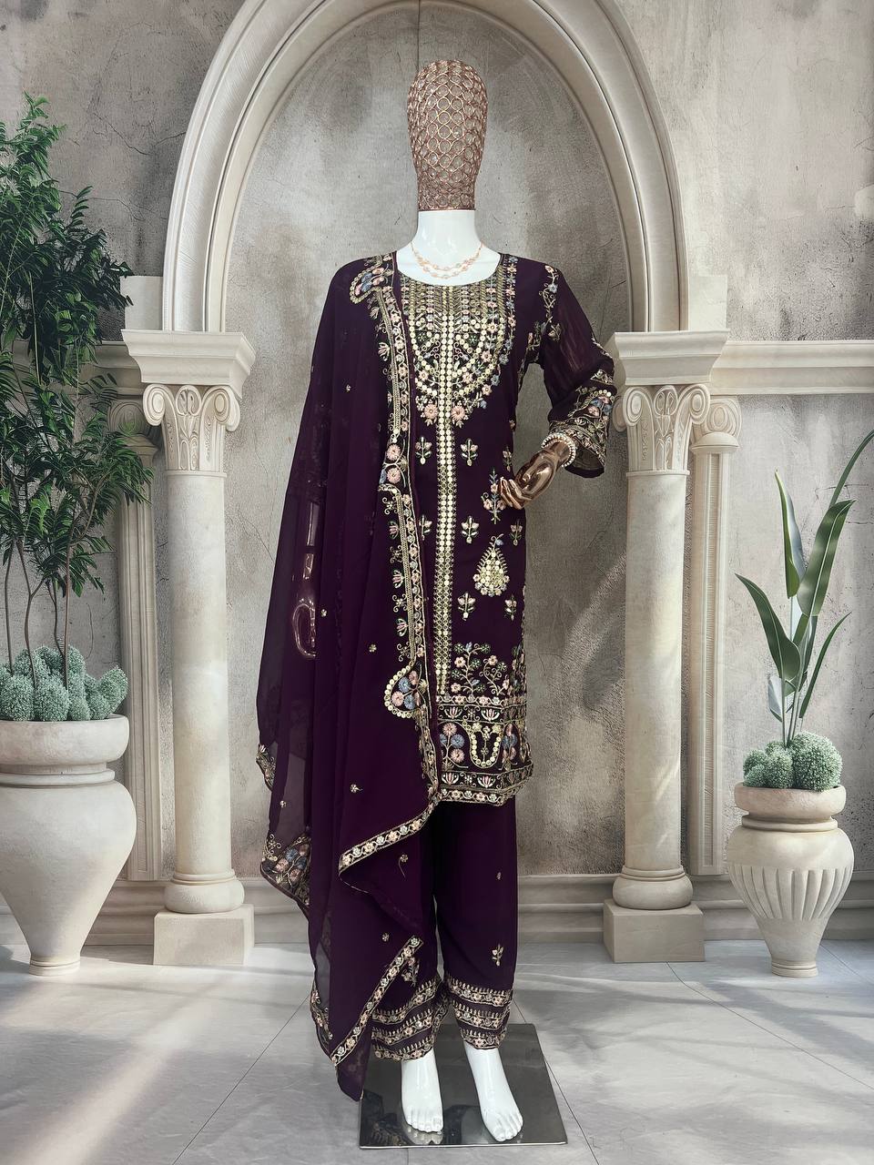 मल्टी नीडल सेक्विन कढ़ाई वर्क के साथ डिज़ाइनर सूट सेट