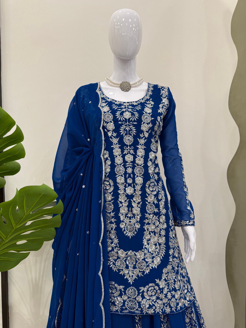 पार्टी वियर टॉप-बॉटम और दुपट्टा थ्रेड और सीक्वेंस वर्क के साथ