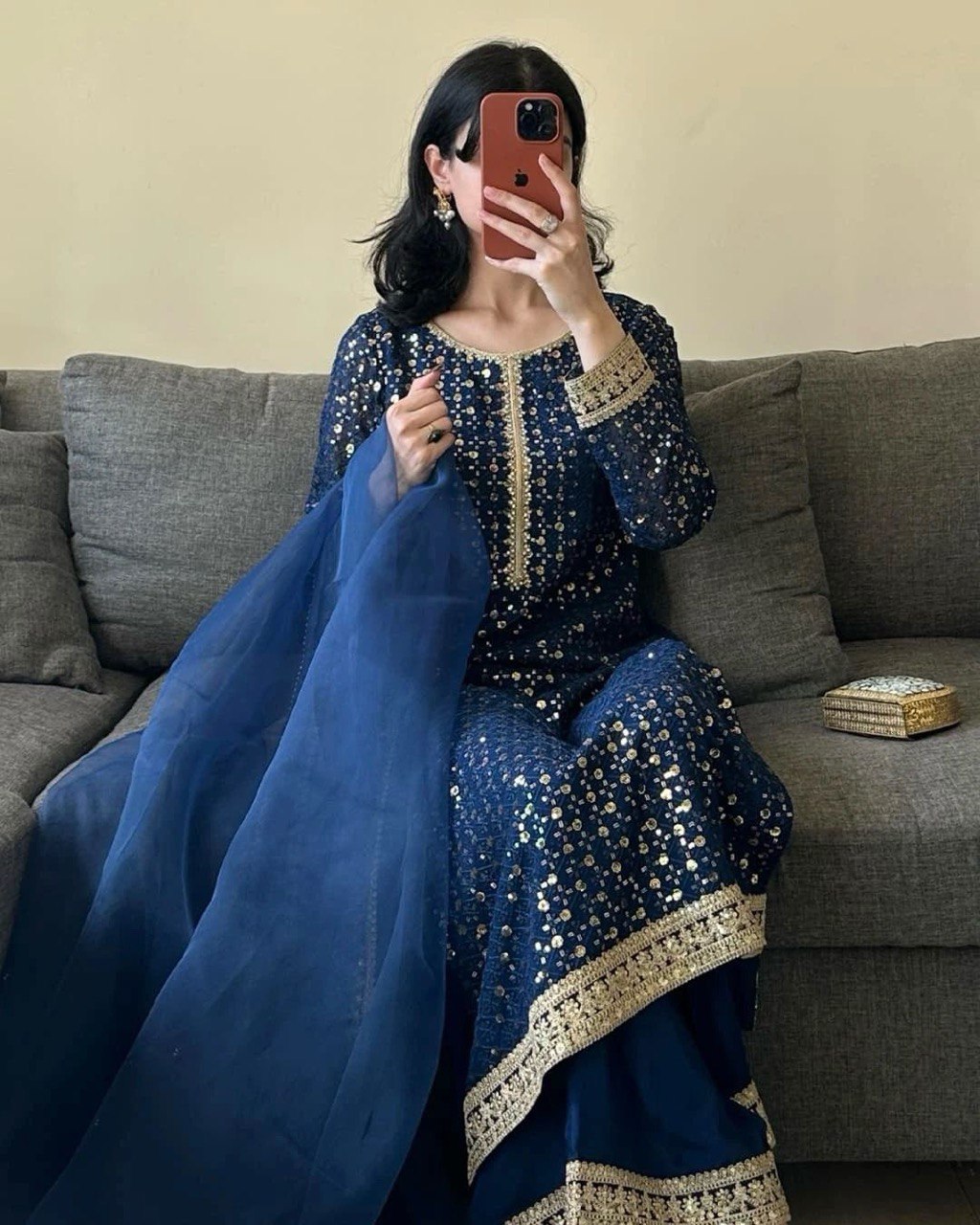 पार्टी वियर लुक सूट सेट थ्रेड विद सीक्वेंस वर्क के साथ