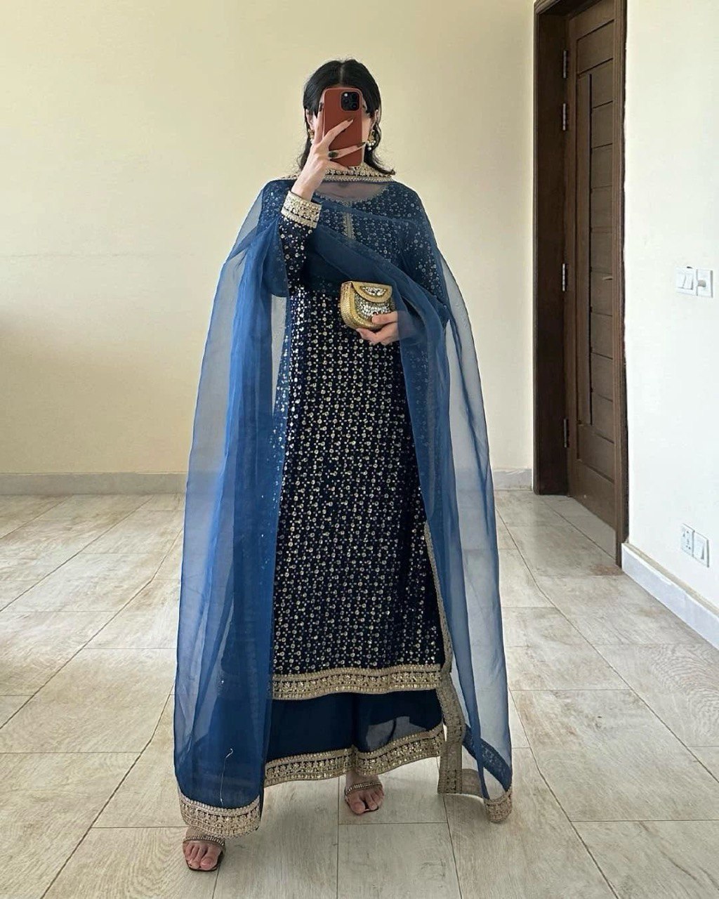 पार्टी वियर लुक सूट सेट थ्रेड विद सीक्वेंस वर्क के साथ