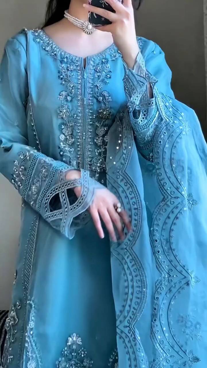 पार्टी वियर लुक: दुपट्टे के साथ टॉप और बॉटम में खूबसूरत दिखें