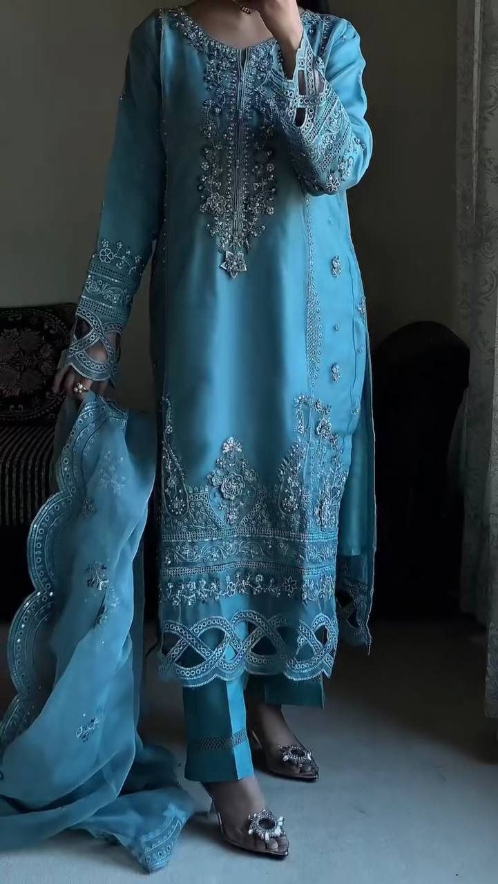 पार्टी वियर लुक: दुपट्टे के साथ टॉप और बॉटम में खूबसूरत दिखें