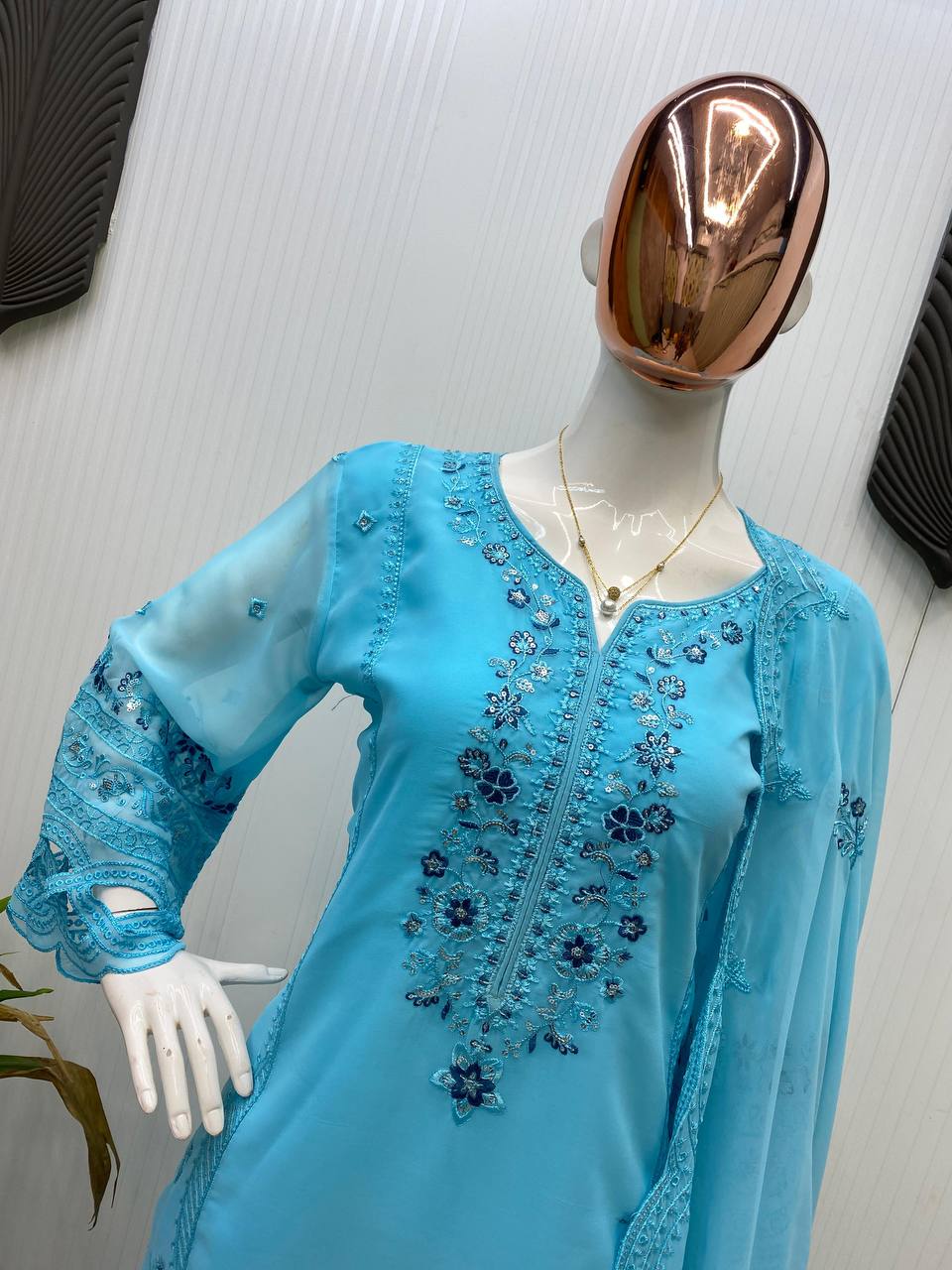 पार्टी वियर लुक: दुपट्टे के साथ टॉप और बॉटम में खूबसूरत दिखें