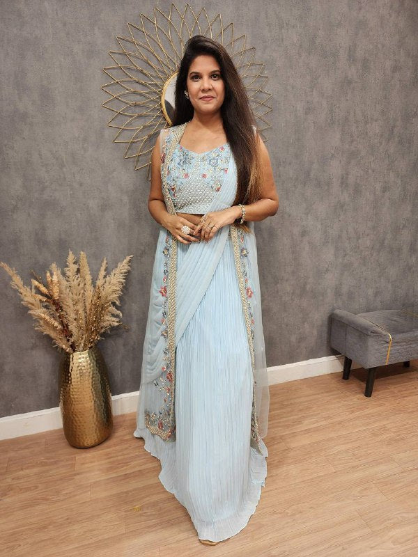 कढ़ाई के काम के साथ पार्टी वियर लुक फैंसी साड़ी और कोटी