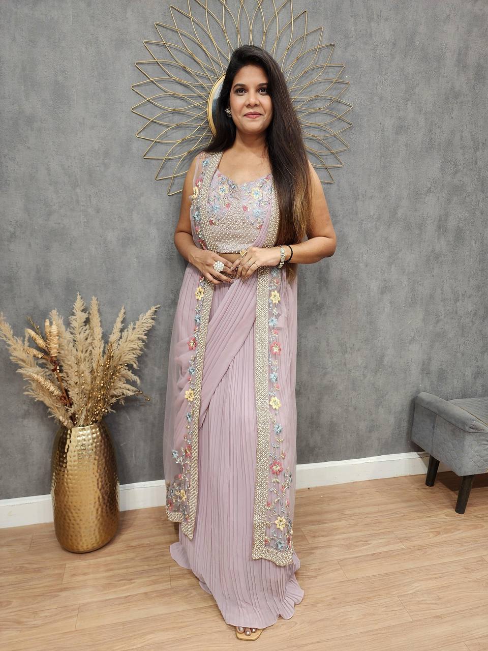 कढ़ाई के काम के साथ पार्टी वियर लुक फैंसी साड़ी और कोटी