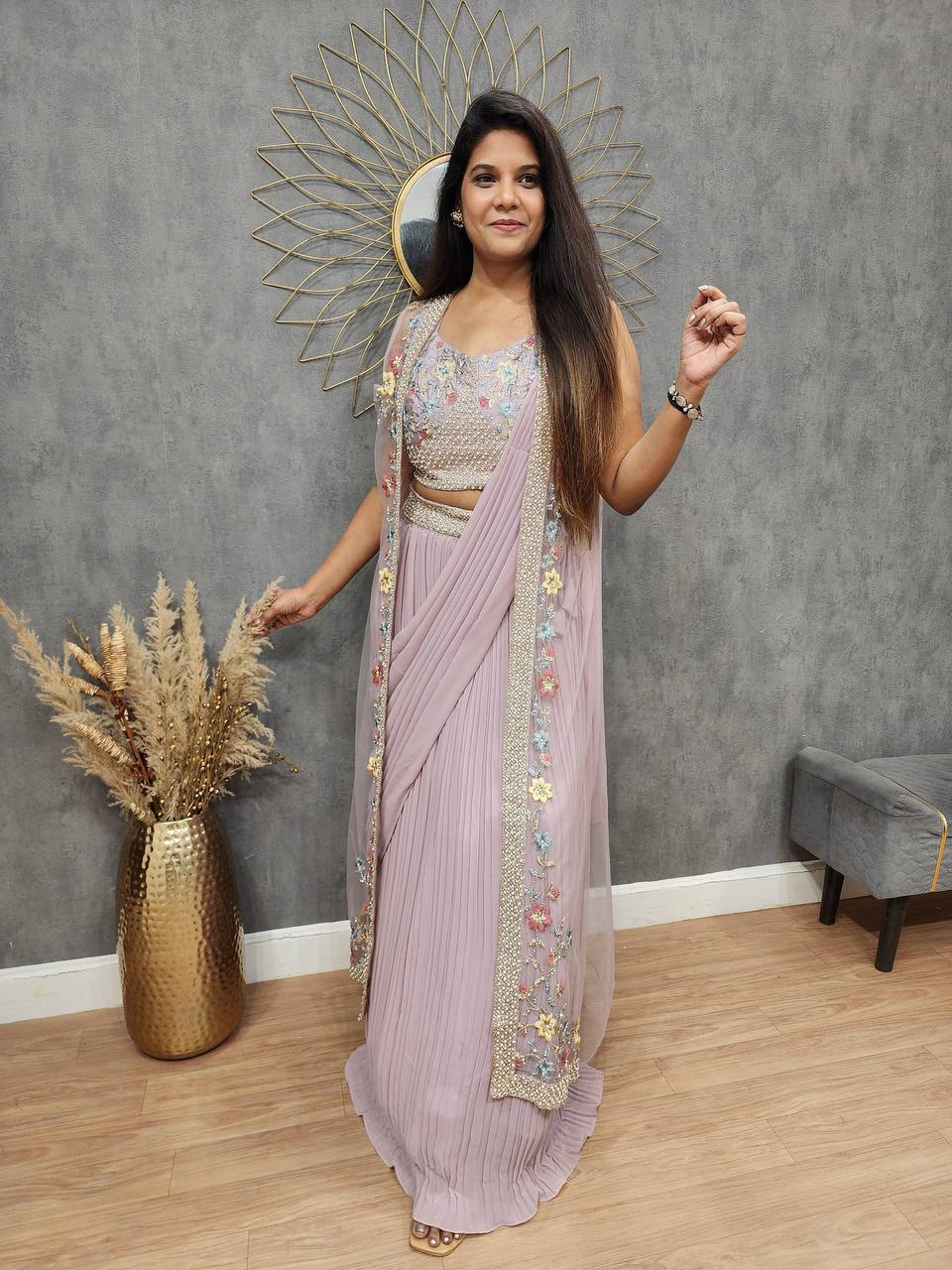 कढ़ाई के काम के साथ पार्टी वियर लुक फैंसी साड़ी और कोटी