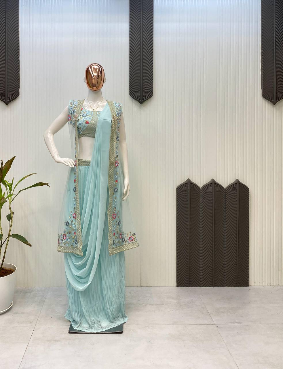 कढ़ाई के काम के साथ पार्टी वियर लुक फैंसी साड़ी और कोटी