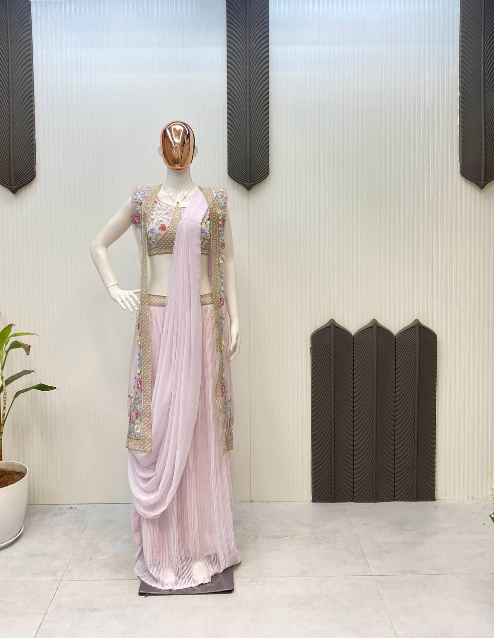 कढ़ाई के काम के साथ पार्टी वियर लुक फैंसी साड़ी और कोटी