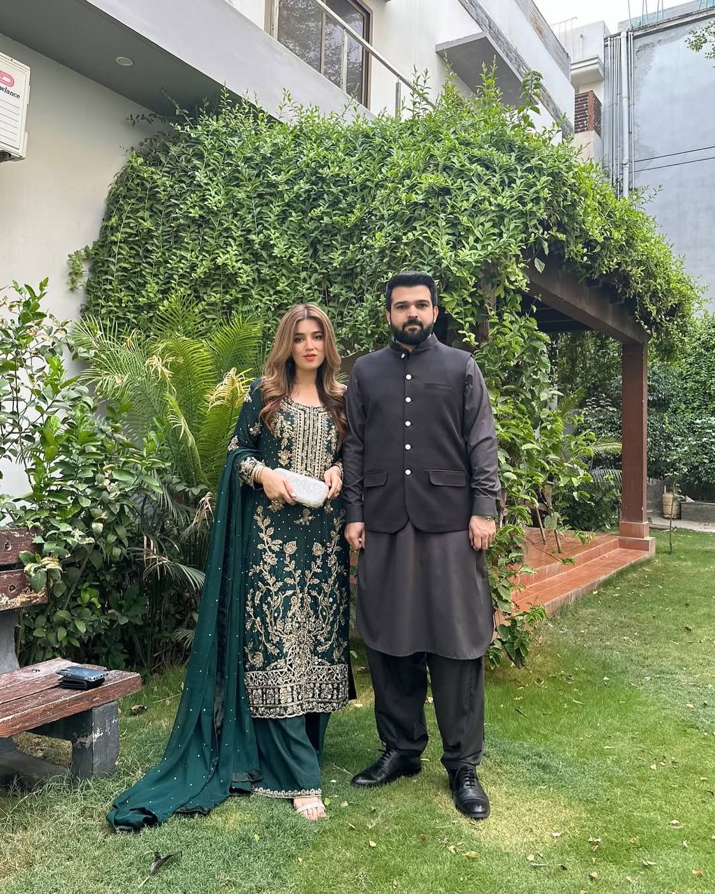 सेक्विन कढ़ाई वर्क के साथ पार्टी वियर लुक सूट सेट