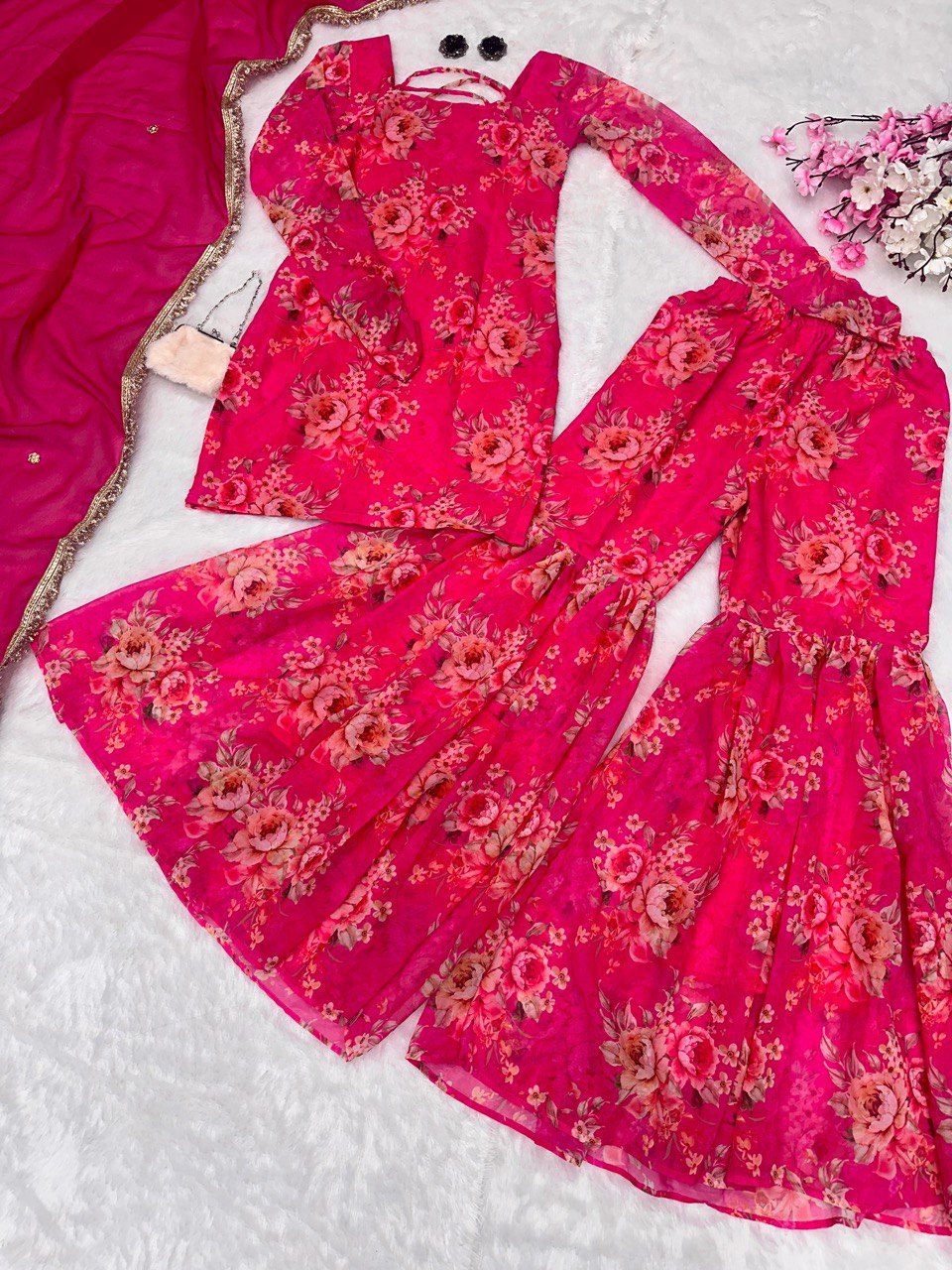 पार्टी वियर लुक डिज़ाइनर टॉप और बॉटम दुपट्टे के साथ