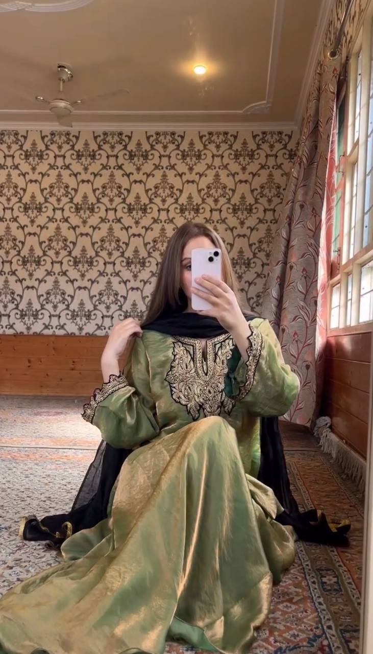 भारी कढ़ाई अनुक्रम कार्य के साथ पार्टी वियर सूट सेट