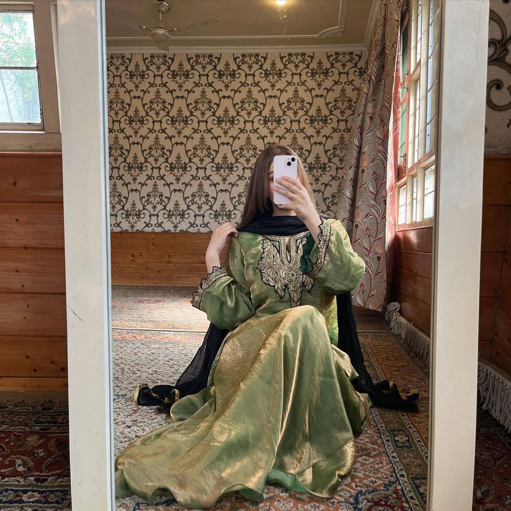 भारी कढ़ाई अनुक्रम कार्य के साथ पार्टी वियर सूट सेट