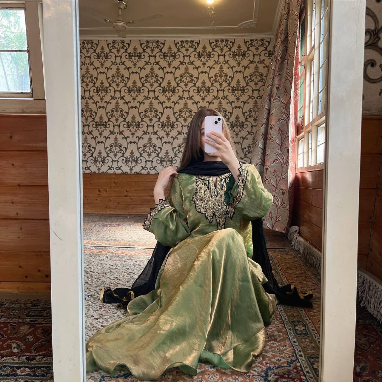 भारी कढ़ाई अनुक्रम कार्य के साथ पार्टी वियर सूट सेट