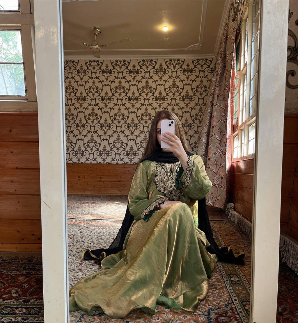 भारी कढ़ाई अनुक्रम कार्य के साथ पार्टी वियर सूट सेट