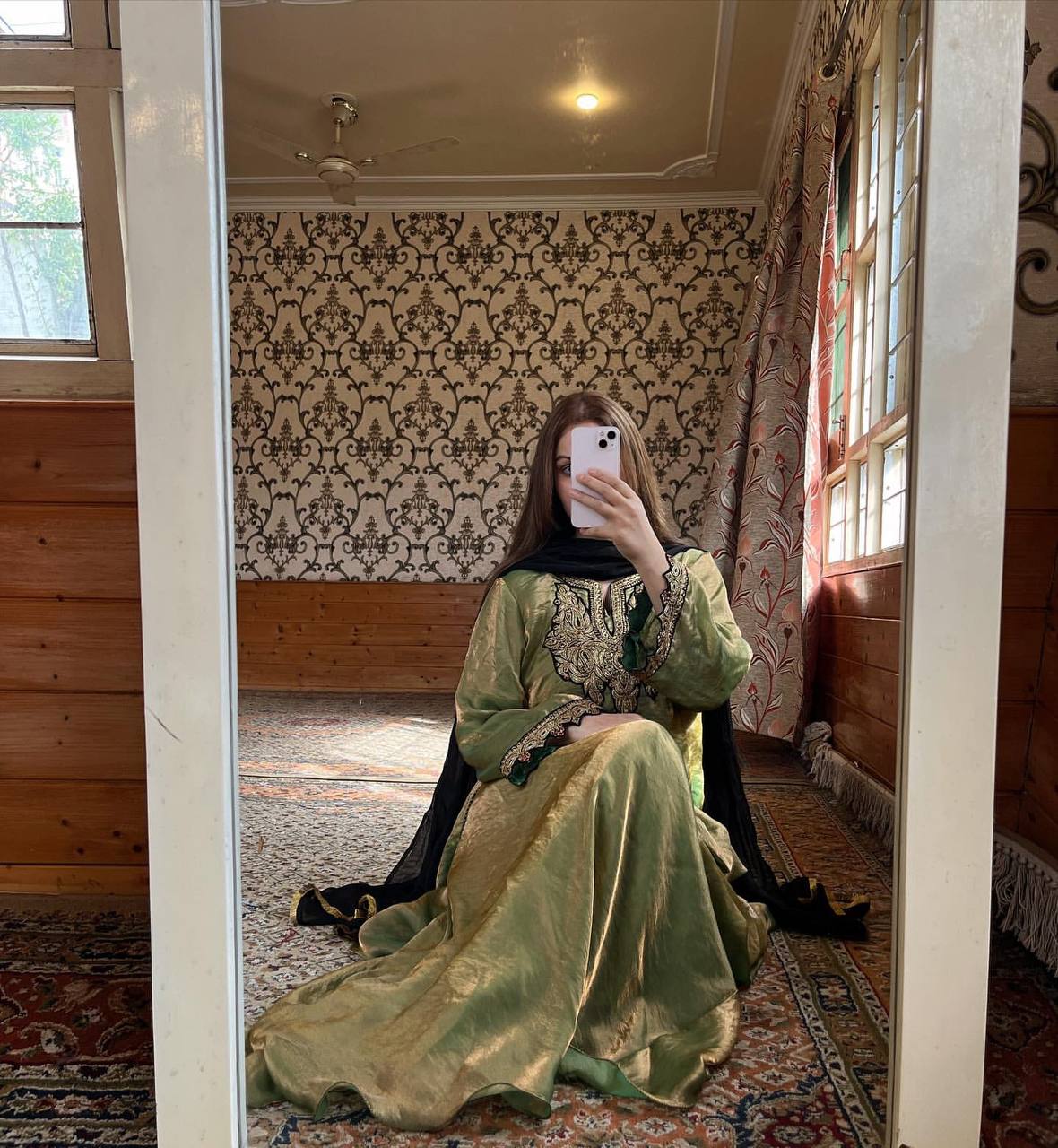 भारी कढ़ाई अनुक्रम कार्य के साथ पार्टी वियर सूट सेट