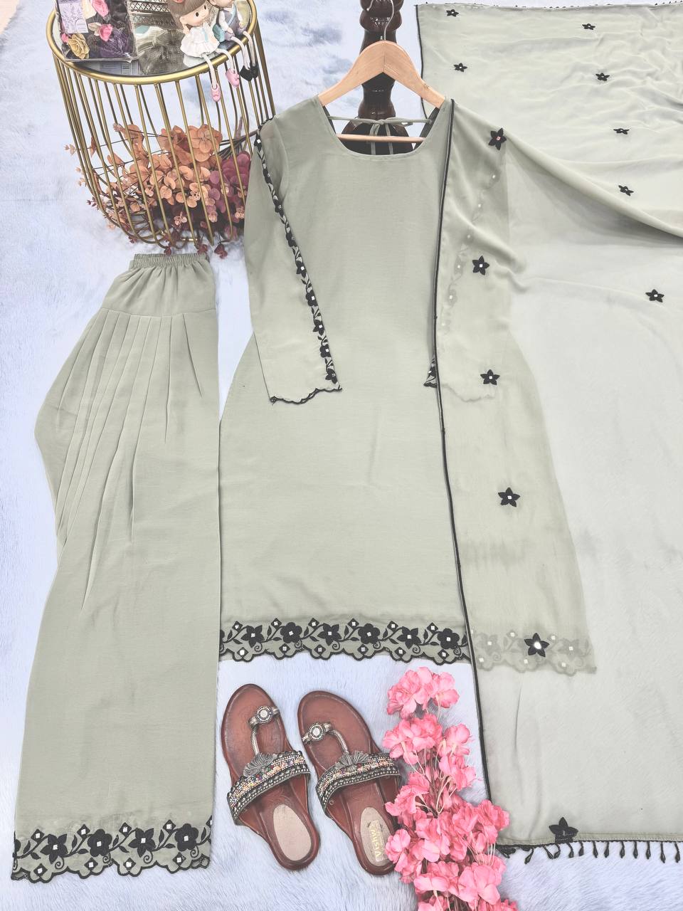 प्लाज़ो के साथ डिज़ाइनर पार्टी वियर लुक टॉप